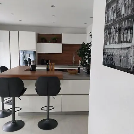 Modern - Perfectly Located Apartment *