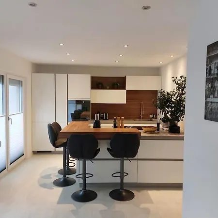 Modern - Perfectly Located Apartment *